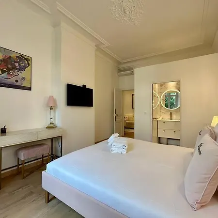 Apartment Charme Et Volupte A Republique